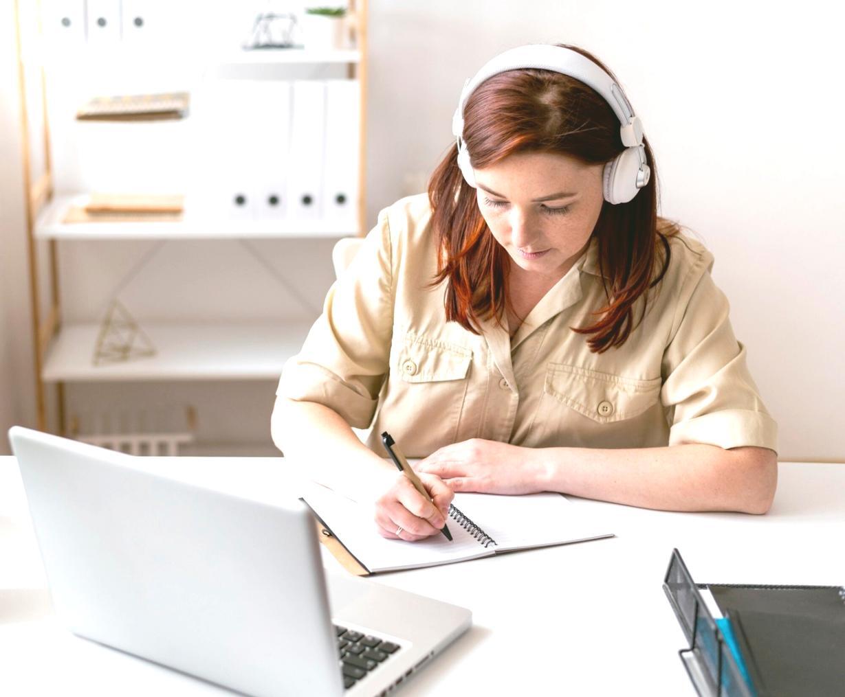 Interactive budgeting workshop with participants learning expense tracking methods